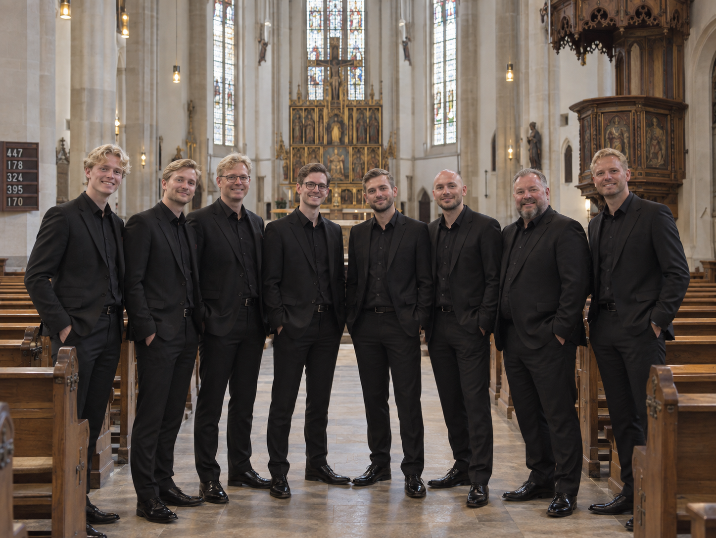 Die acht Sänger von fein & stimmig in einem Kirchenraum